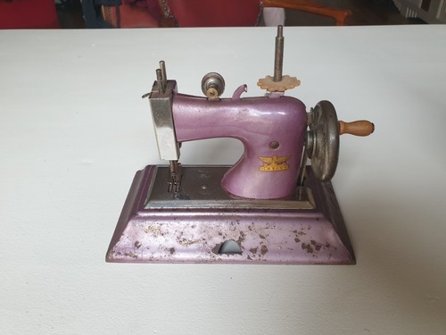 Ancien jouet machine coudre - à,